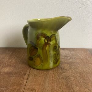 Los Angeles Pottery USA 1965 USA #22 6" Pitcher Olive Green Bow Fruit Motif‎